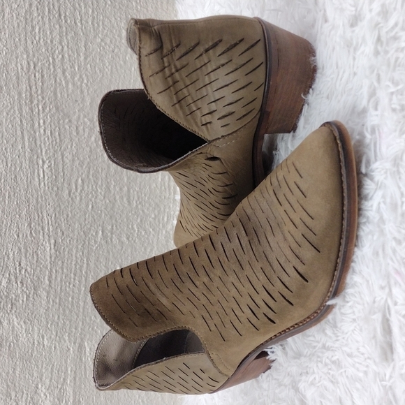 Steve Madden Arowe Brown Suede Leather Perforated Pointed Toe Pull On Ankle Boot - Picture 1 of 16